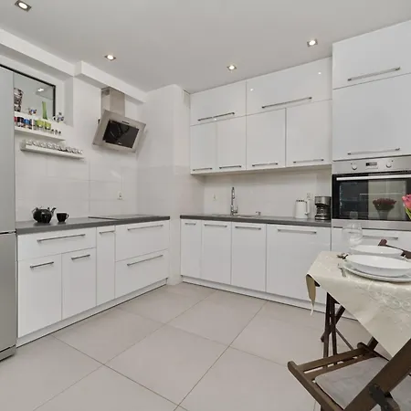 Lively In With Balcony And Desk By Renters شقة *