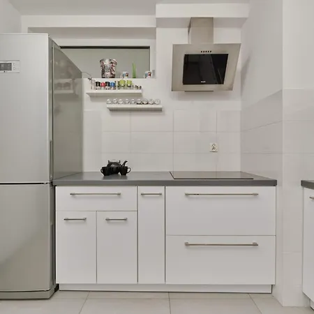 Lively In With Balcony And Desk By Renters شقة