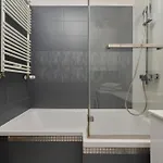 Lively In With Balcony And Desk By Renters 公寓