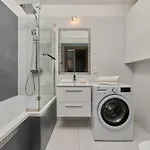 Lively In With Balcony And Desk By Renters 弗罗茨瓦夫