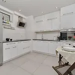 Lively In With Balcony And Desk By Renters 公寓 *