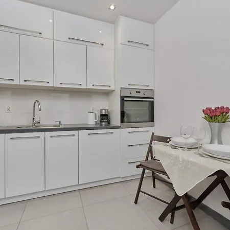 Lively In With Balcony And Desk By Renters Apartman *