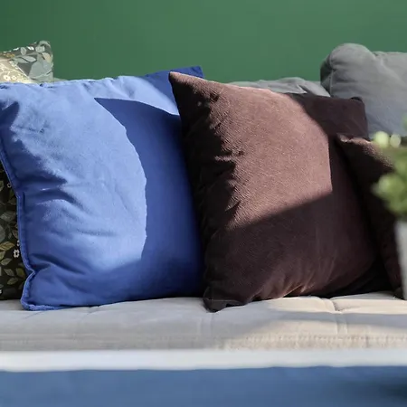 Apartman Lively In With Balcony And Desk By Renters *