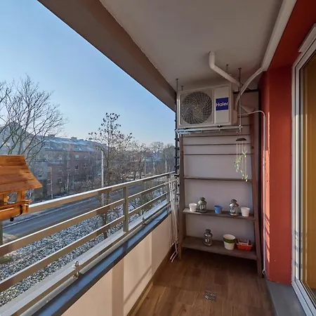 Lively In With Balcony And Desk By Renters Apartman Wrocław