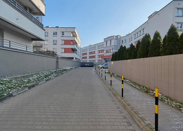 Lively In With Balcony And Desk By Renters