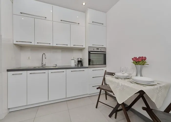 Lively In With Balcony And Desk By Renters Apartman *