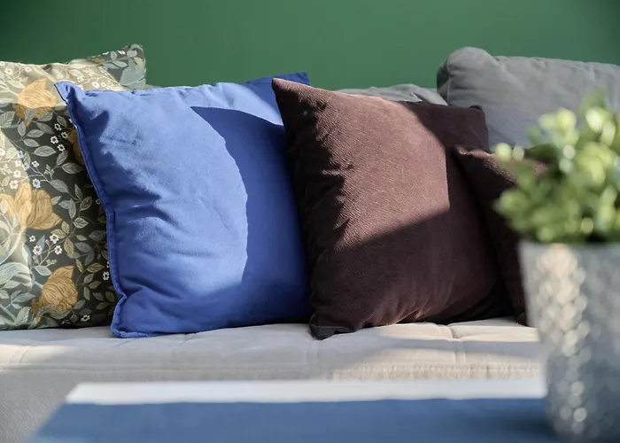 Apartman Lively In With Balcony And Desk By Renters *