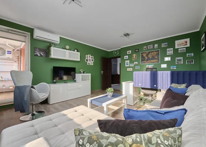 Lively In With Balcony And Desk By Renters