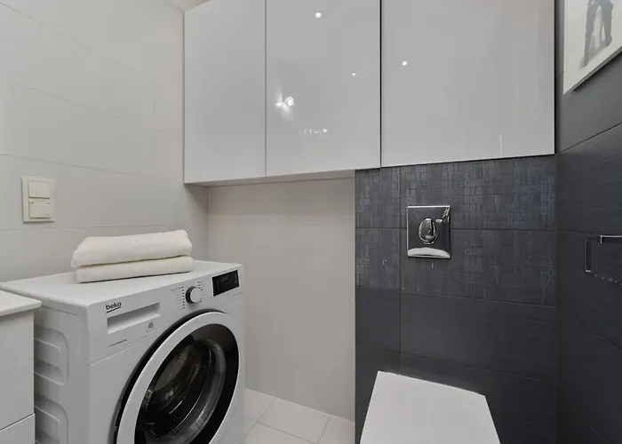 Lively In With Balcony And Desk By Renters *